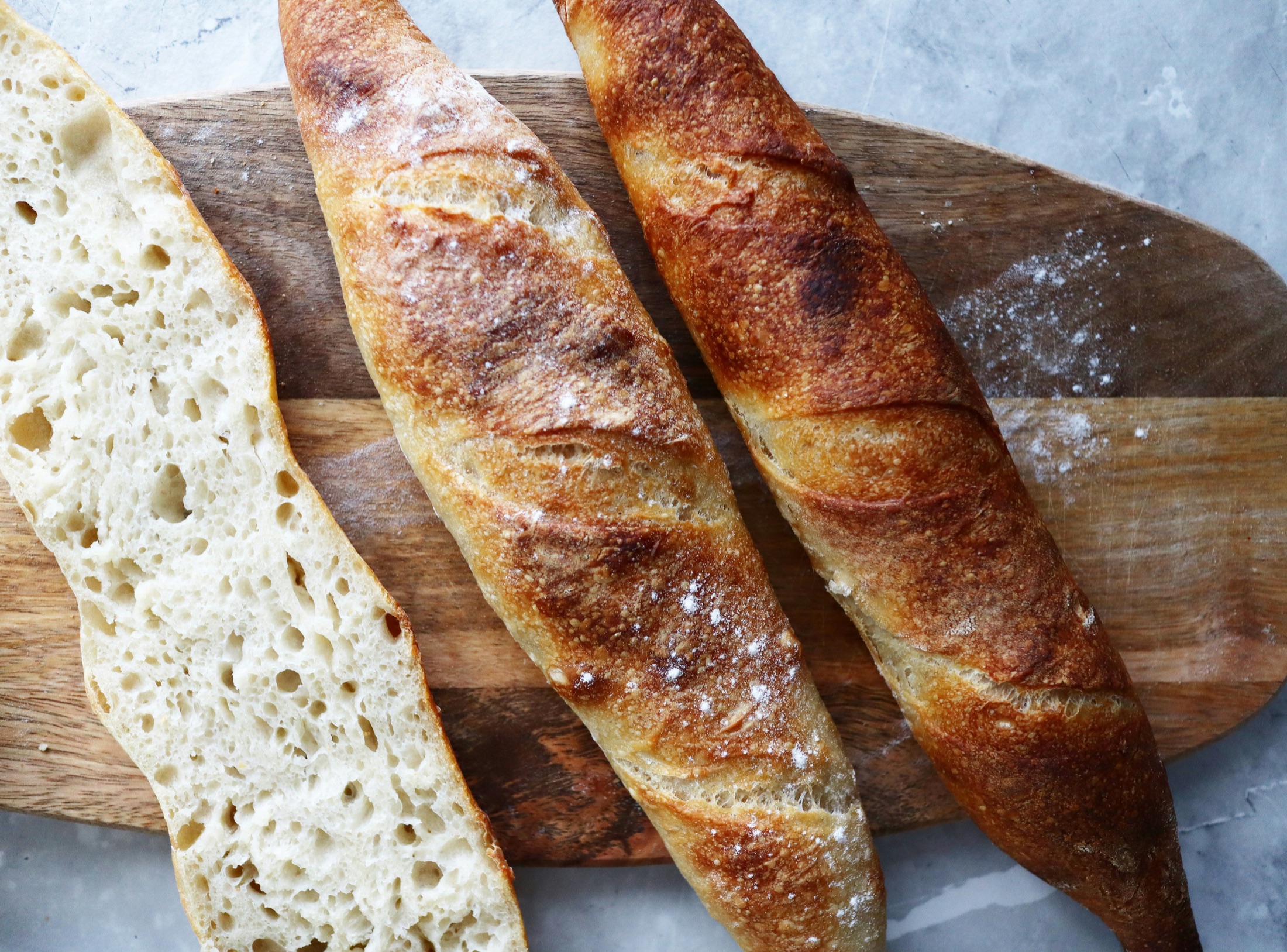 Sprøde baguettes med åben, luftig krumme