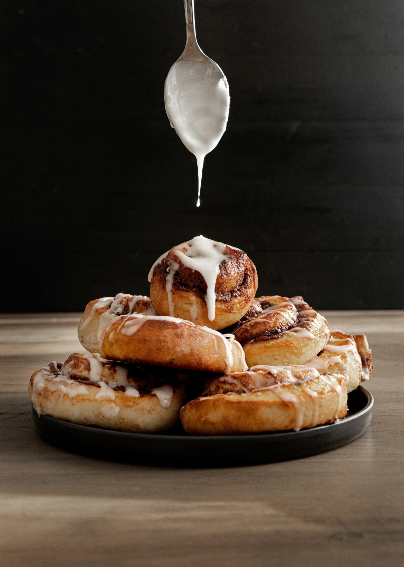 Kanelsnegle på fad med frisk glasur